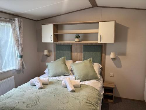 เตียงในห้องที่ 10 Borwick Lakes, Carnforth - En suite - King size bed