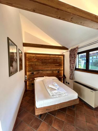 a bedroom with a bed in a room at La Vecchia Partenza in Piaggia