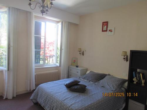 une chambre avec un lit avec un oreiller dessus dans l'établissement chambre chez l'habitant, à La Goulandre