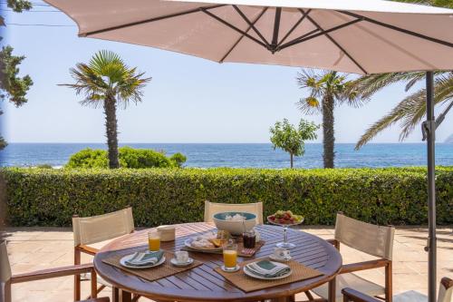 Casa Morant in front of the sea