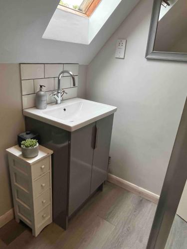 a bathroom with a sink and a mirror at Charming 2-Bed Apartment with free parking 10 mins drive to York City in York