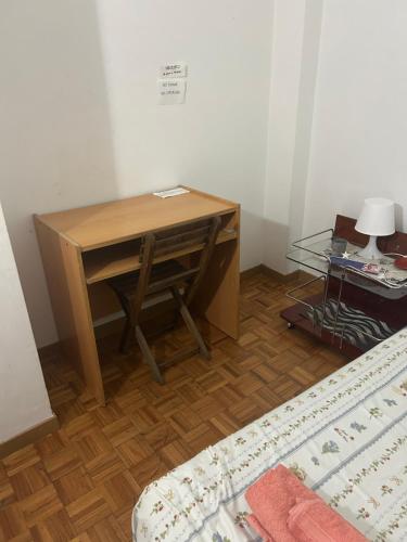a desk in a room with a bed and a table at Habitación doble privada en figueres in Figueres