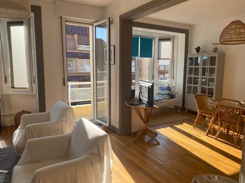 un salon avec un canapé, des chaises et une table dans l'établissement Villa des sables, à Dunkerque