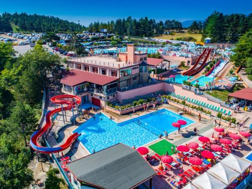 an overhead view of a pool at a water park at Hotel Eldorado in Apiro