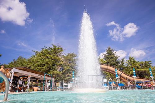 a water fountain in the middle of a water park at Hotel Eldorado in Apiro