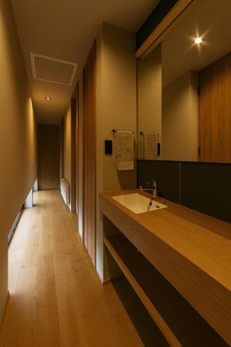 a large bathroom with a sink and a mirror at Villa Moriyoshi in Tomakomai
