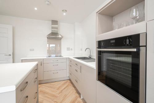 Ảnh trong thư viện ảnh của Birchgrove Pepperpot House Exclusively for 65s ở Godalming