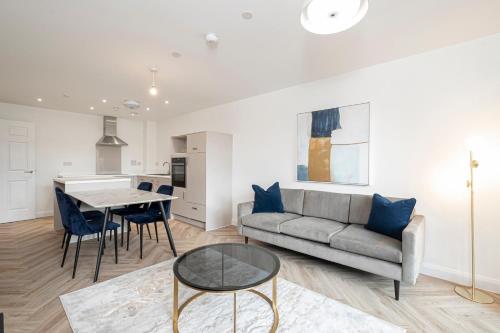 Ảnh trong thư viện ảnh của Birchgrove Pepperpot House Exclusively for 65s ở Godalming