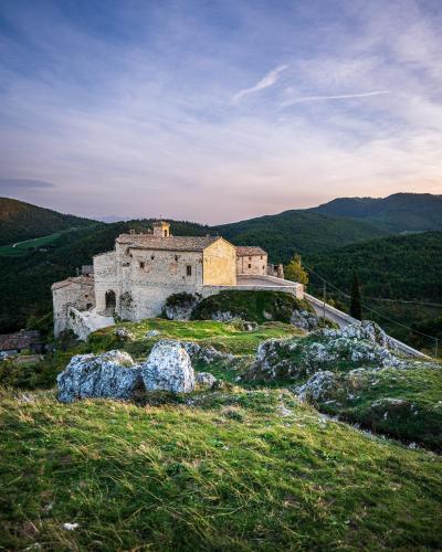 an old building on top of a hill with rocks at Hotel Eldorado in Apiro