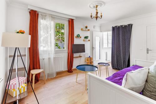 a living room with a bed and a table at l'orée de Sautron in Sautron