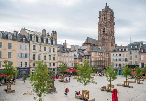 a city square with buildings and a clock tower at Appartement hyper-centre Rodez in Rodez