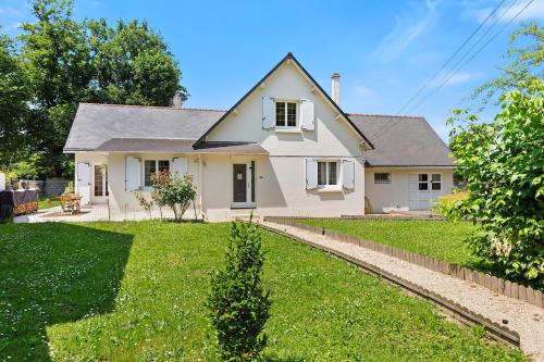 a white house with a yard at l'orée de Sautron in Sautron