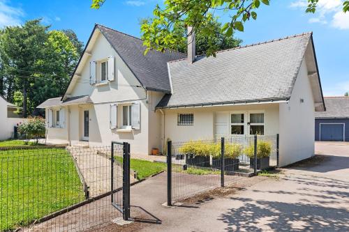 a white house with a fence in front of it at l'orée de Sautron in Sautron
