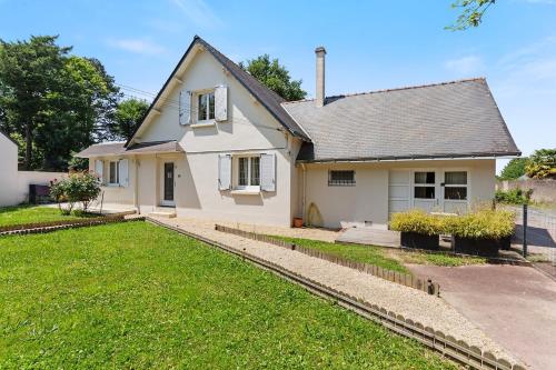 a white house with a lawn in front of it at l'orée de Sautron in Sautron