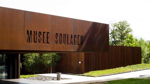 a building with a sign that reads music squares at Appartement hyper-centre Rodez in Rodez