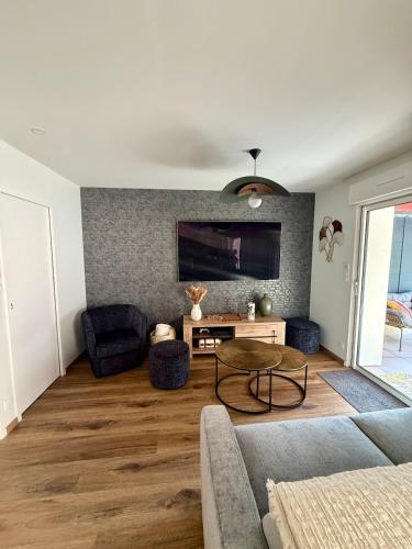 Μια τηλεόραση ή/και κέντρο ψυχαγωγίας στο Logement en lisière de forêt