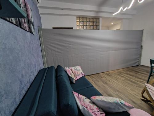 a couch in a room with a wall at L'angolo del Viaggiatore 5 Terre in La Spezia