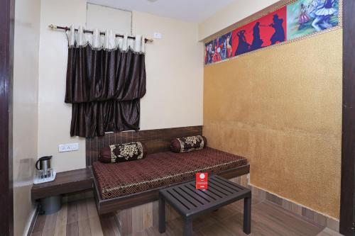 a small room with a bench and a window at Hotel O Kota Airport Formerly Vaishnavi in Kota