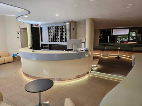 una hall di un hotel con un bar in esso di Hotel Corona a Termoli