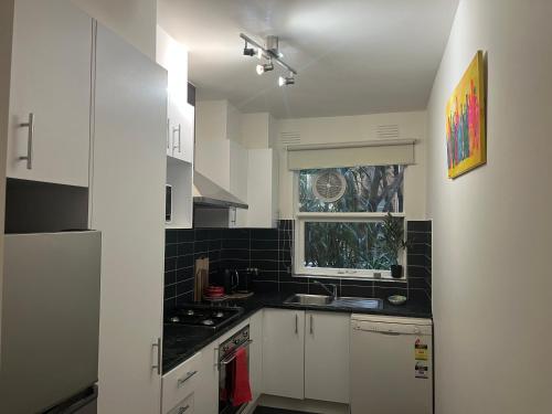 Η κουζίνα ή μικρή κουζίνα στο St Kilda Escape on Acland street