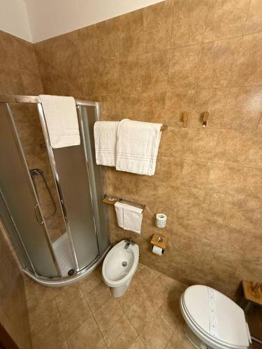e bagno con servizi igienici, doccia e asciugamani. di Hotel Corona a Termoli
