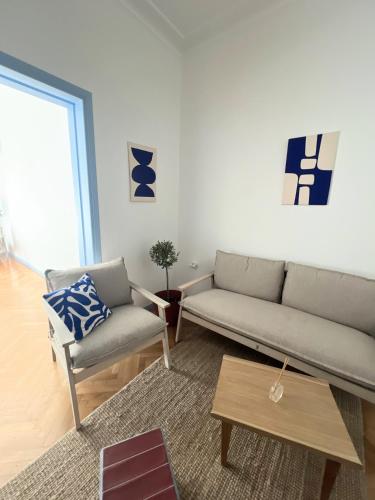 Stylish & Central Apartment with Balcony
