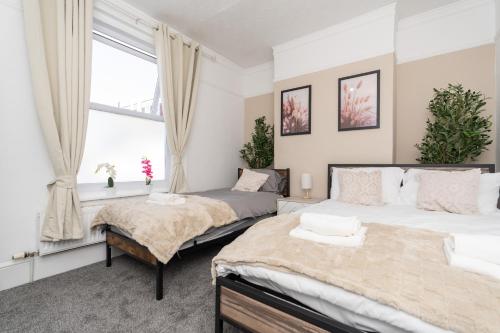 Giường trong phòng chung tại Open Mind Property - Hot Tub, 7 Beds & Free Parking