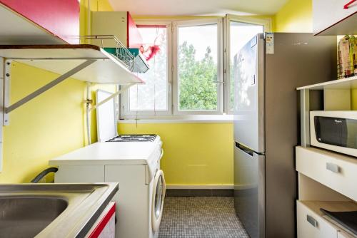 Il comprend une petite cuisine équipée d'une cuisinière et d'un réfrigérateur. dans l'établissement Double bedroom in Paris area, à Ivry-sur-Seine