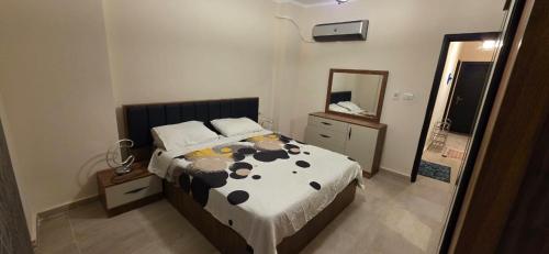 Postel nebo postele na pokoji v ubytování Aqua view العلمين alamein 3 bedroom apartment