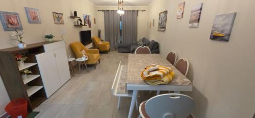 Posezení v ubytování Aqua view العلمين alamein 3 bedroom apartment