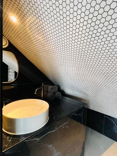 Koupelna v ubytování Stijlvol en comfortabel appartement in rustige wijk