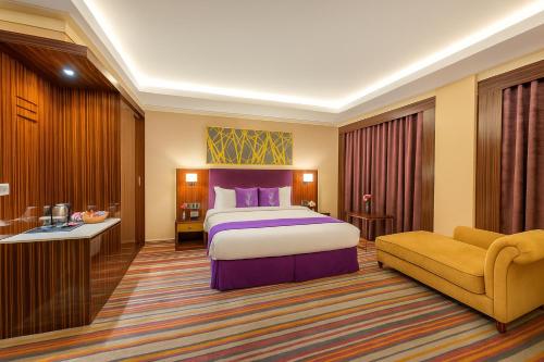 a hotel room with a bed and a couch at Elite Served Apartments Al Andalus in Jeddah