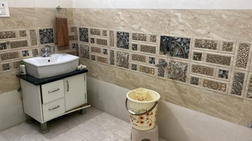 un bagno con lavandino e WC di Little Haven Haveli - Homestay - Family Friendly a Bikaner
