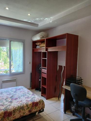 ein Schlafzimmer mit einem Bett und einem Bücherregal in der Unterkunft Etre à LEZ in Lattes