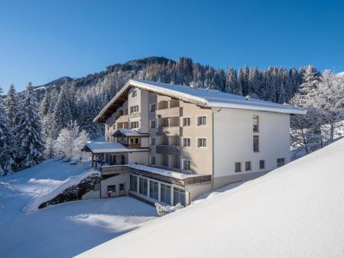 a house in the snow in the mountains at Haus am Wildbach in Auffach