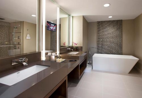 ein Badezimmer mit zwei Waschbecken und einer Badewanne in der Unterkunft Chumash Casino Resort in Santa Ynez