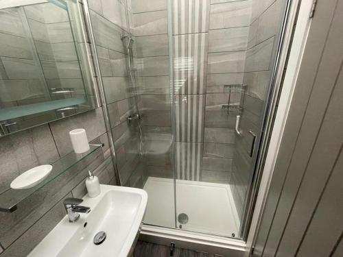 Ένα μπάνιο στο Modern and Stylish Apartment