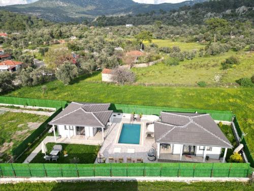 an aerial view of a house with a swimming pool at Airport Doğa evleri in Dalaman