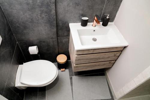 Ένα μπάνιο στο 6 Stylish & Comfortable Studios , Heart of Gent