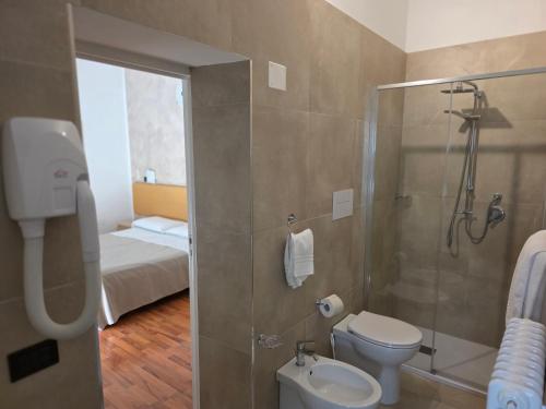 Habitación con baño con ducha y aseo. en Hotel Paradiso, en Monteluco