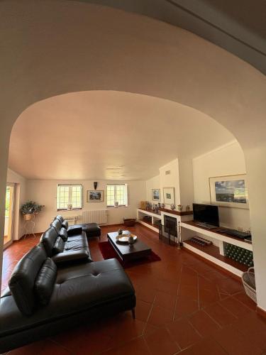una sala de estar con un sofá y una mesa en Herdade da Calada, en Azaruja