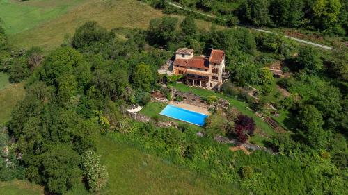 une vue aérienne d'une maison avec piscine dans l'établissement Aurifat, à Cordes-sur-Ciel
