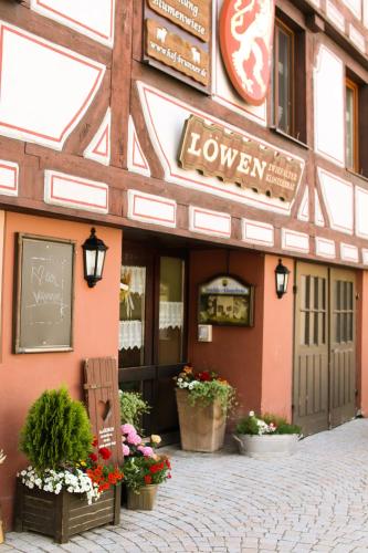 a building with flowers in front of it at XXL-Ferienwohnung Blumenwiese in Hayingen