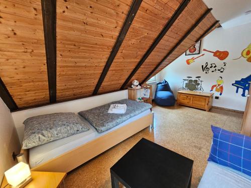 a bedroom with a bed and a wooden ceiling at Ferienwohnung Moi Tied 35677 in Uplengen