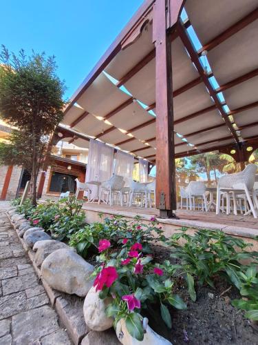 Jardín al aire libre en Danis Hotel