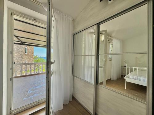 Ένα ή περισσότερα κρεβάτια σε δωμάτιο στο Beachfront Holiday Home Rafailovici