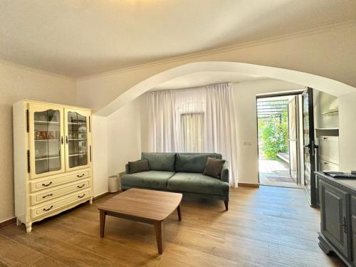 Η κουζίνα ή μικρή κουζίνα στο Beachfront Holiday Home Rafailovici