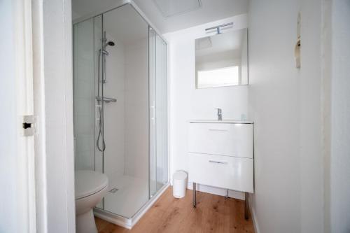 Un baño de Studio lumineux et fonctionnel Nantes