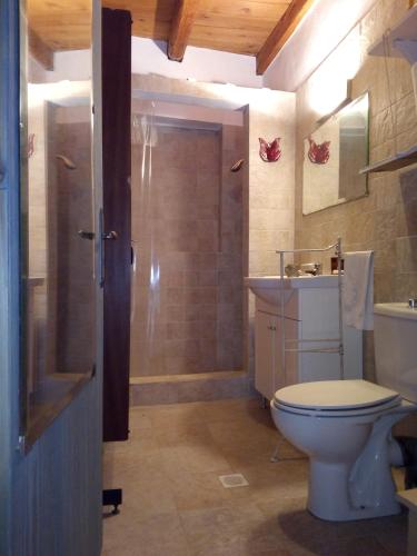 ein Badezimmer mit Dusche, Toilette und Waschbecken in der Unterkunft Casablu in Stavrokhórion