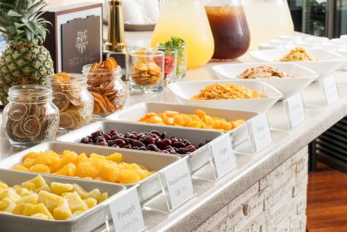 a buffet filled with different types of fruit at Hotel Villa Fontaine Grand Tokyo-Roppongi in Tokyo